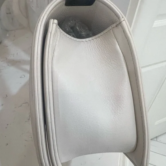 Chanel White Quilted Leather Chain Boy Bag. Great condition. - Picture 5 of 13